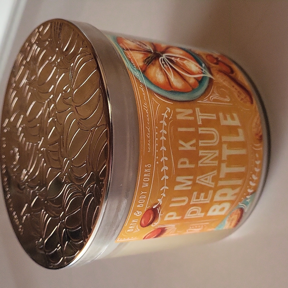 Bath and body works pumpkin peanut brittle candle